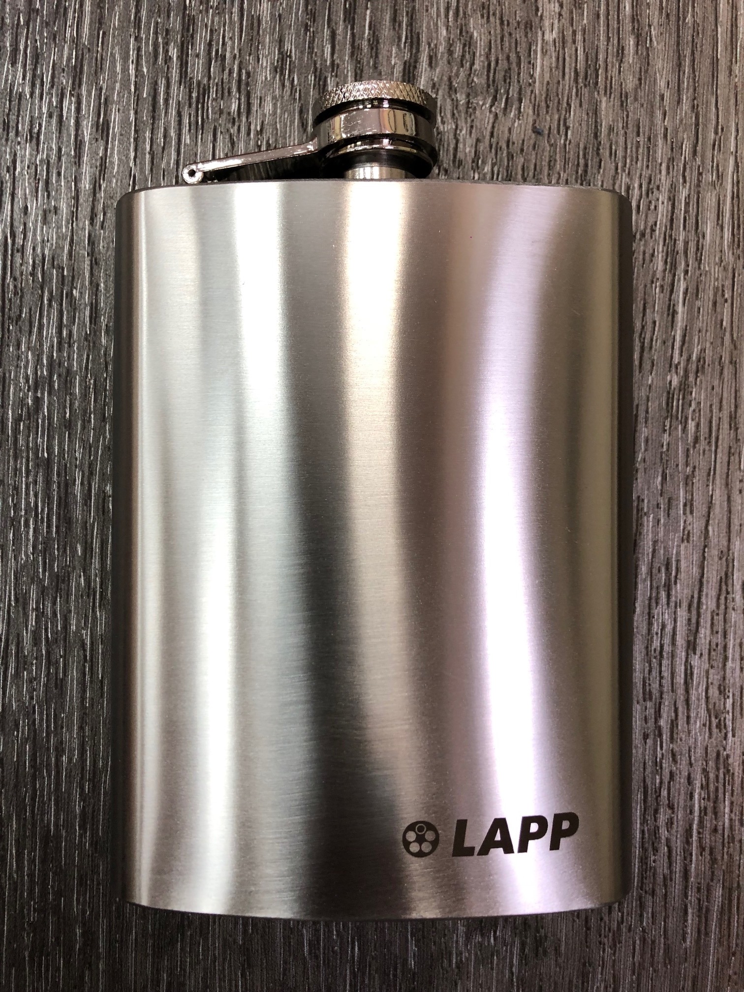 Металическая фляга с гравировкой логотипа LAPP