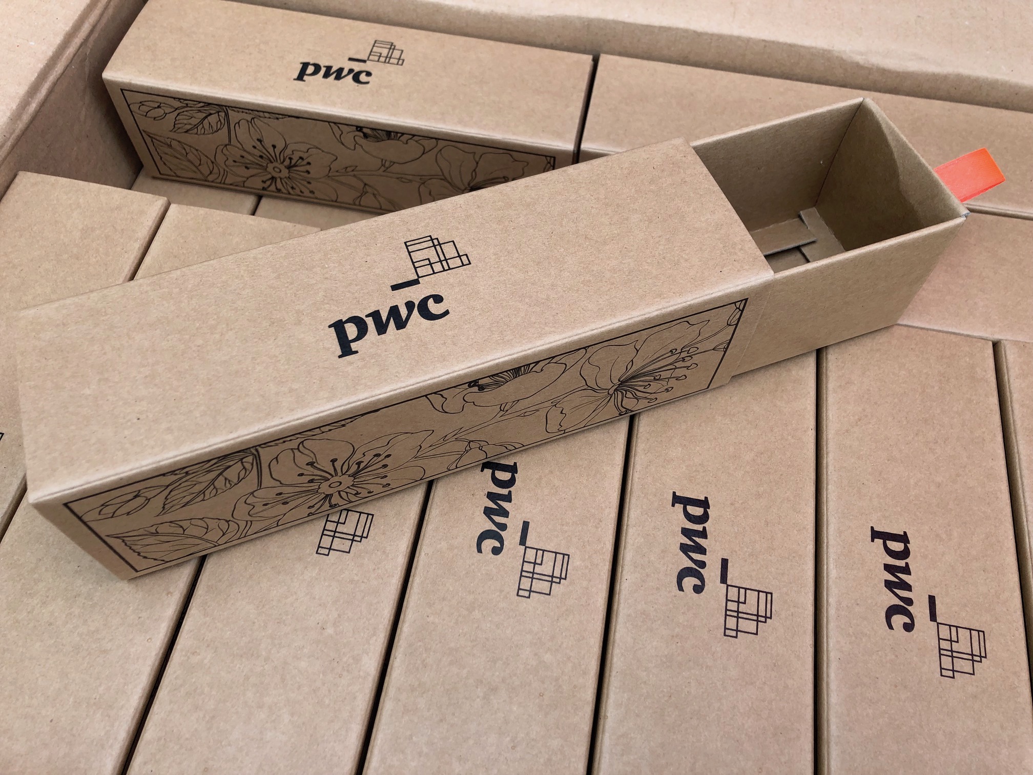 Подарункова коробка для солодощів з індивідуальним дизайном PwC
