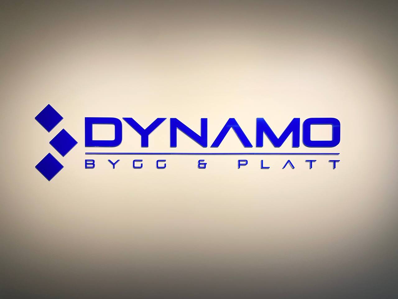 Вивіска для інтерʼєру офісу Dynamo Bygg & Platt